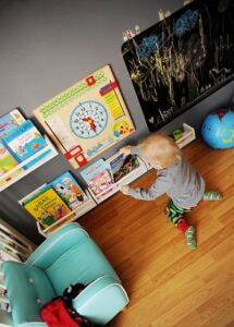 little-seat-and-kid-at-bookshelf