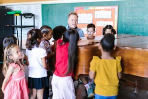 Singing with a piano with the kids in school